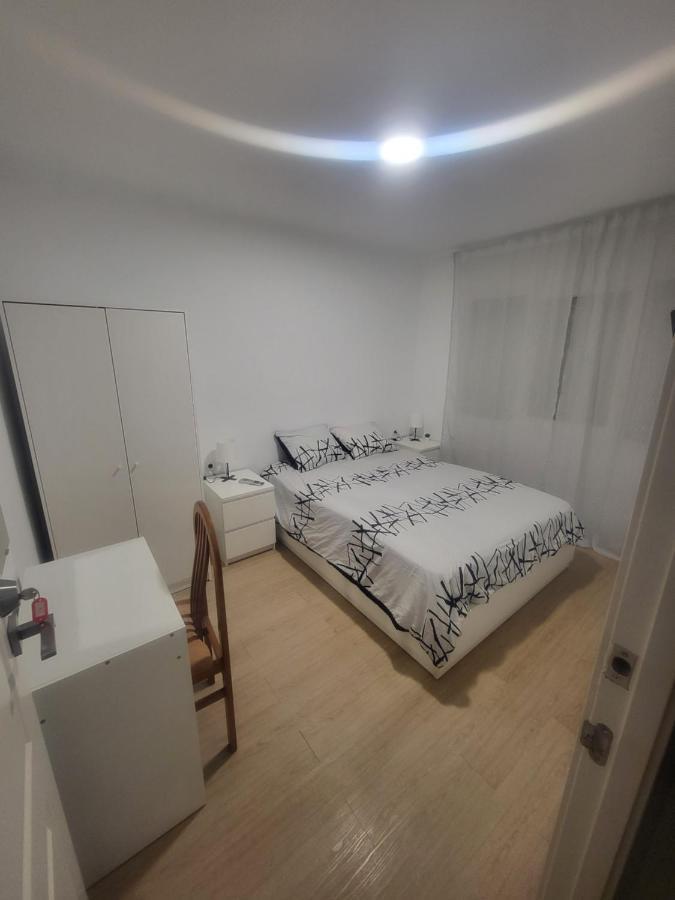 Habitaciones Con Bano Compartido En Bonito Apartamento En Бадалона Экстерьер фото